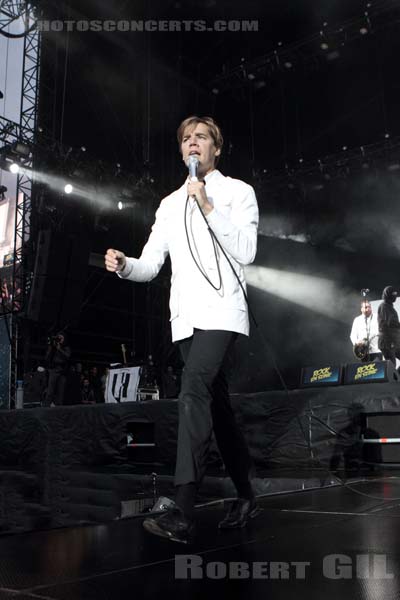 THE HIVES - 2014-08-22 - SAINT CLOUD - Domaine National - Grande Scene - Per Almqvist - Mikael Karlsson Åström